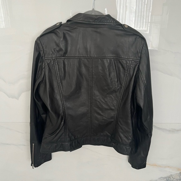 Black genuine leather jacket, never worn

msg me if you have any questions :)) - Picture 4 of 7